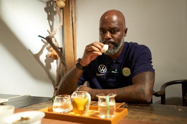 华体会体育官方咱叔的国米-【对话】喝茶侃球漫步北京，格拉菲特回忆德甲岁月